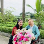 Ảnh 1 -Khoảnh khắc vui vẻ của bà Đinh Tố Mai (bìa phải) cùng chị Nguyễn Thị Bạch Tuyết